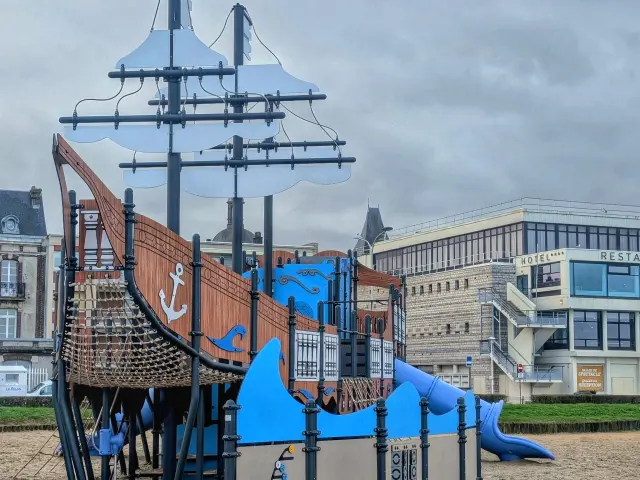 Bateau Pirate Front De Mer Dieppe