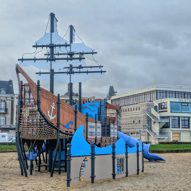 Bateau Pirate Front De Mer Dieppe