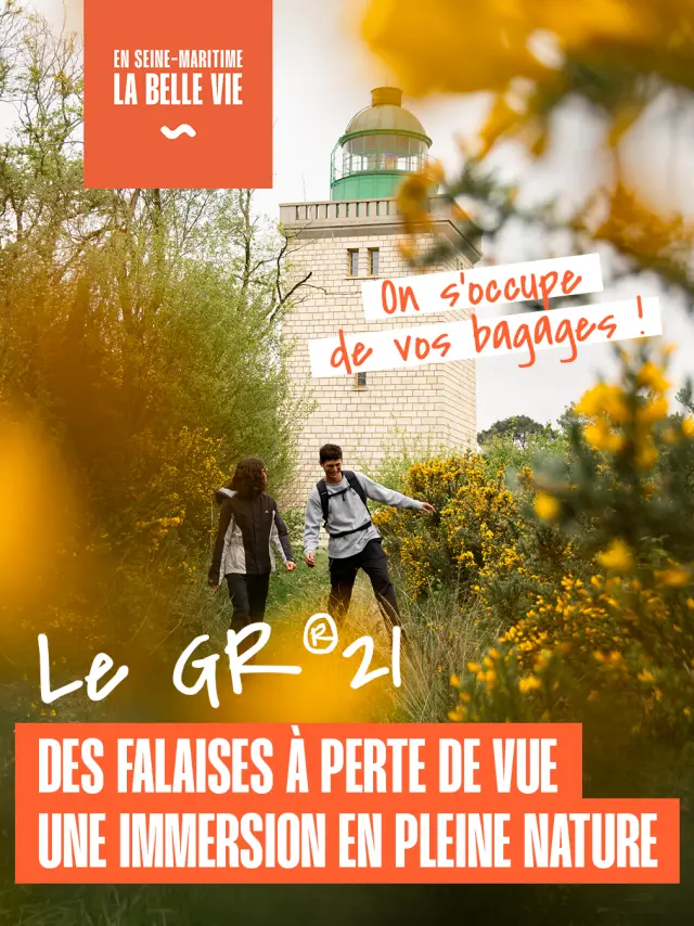 Affiche la Malle Postale. Un couple randonne devant le phare d'Ailly