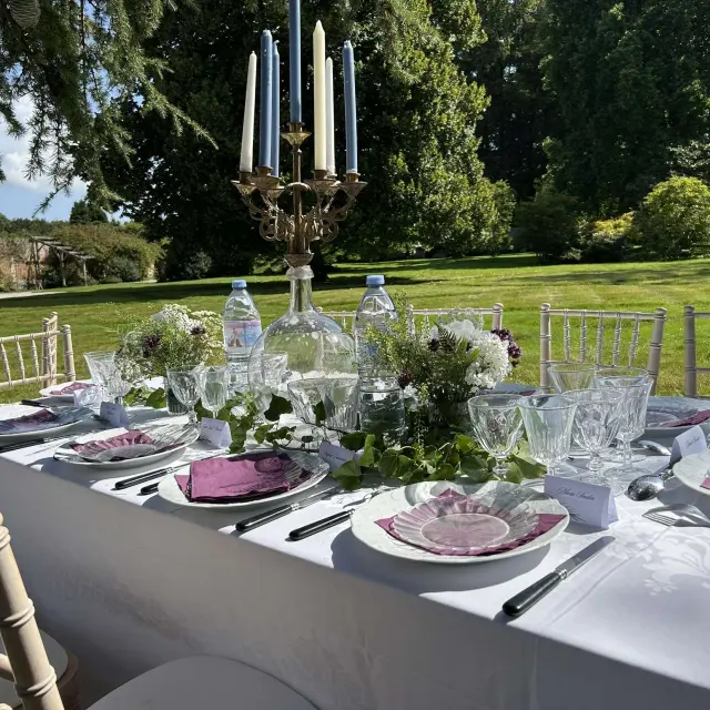 Table dressée pour un repas en plein air dans le parc du château de Miromesnil