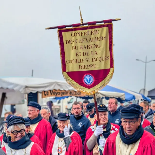 Confrérie des Chevaliers du Hareng et de la Coquille Saint-Jacques qui défile à Dieppe