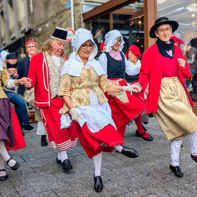 Danse traditionnelle des Polletais en costumes à Dieppe