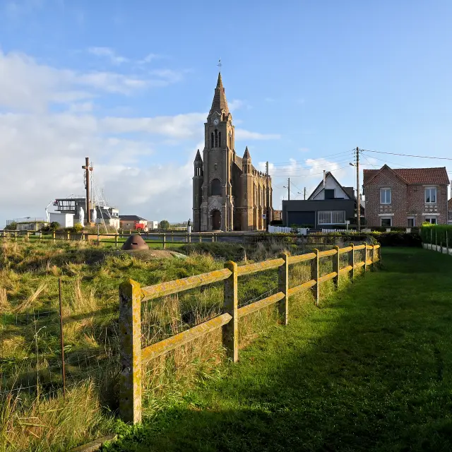 Chapelle Notre-Dame de Bonsecours à Dieppe, sur les hauteurs face à la mer, bordée par un chemin et des habitations