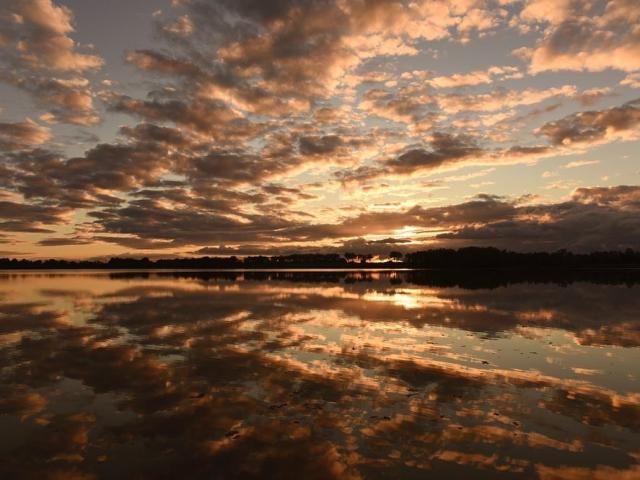 Crépuscule au bord des étangs