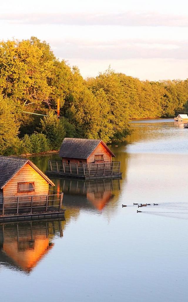 Hébergement insolite cabanes sur l'eau au Domaine de la Dombes