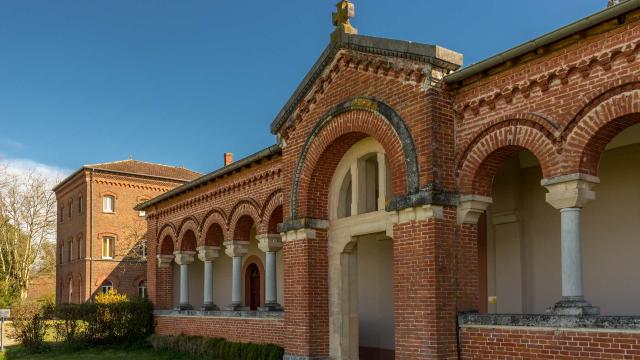 Entrée de l'Abbaye Notre Dames des Dombes au Plantay