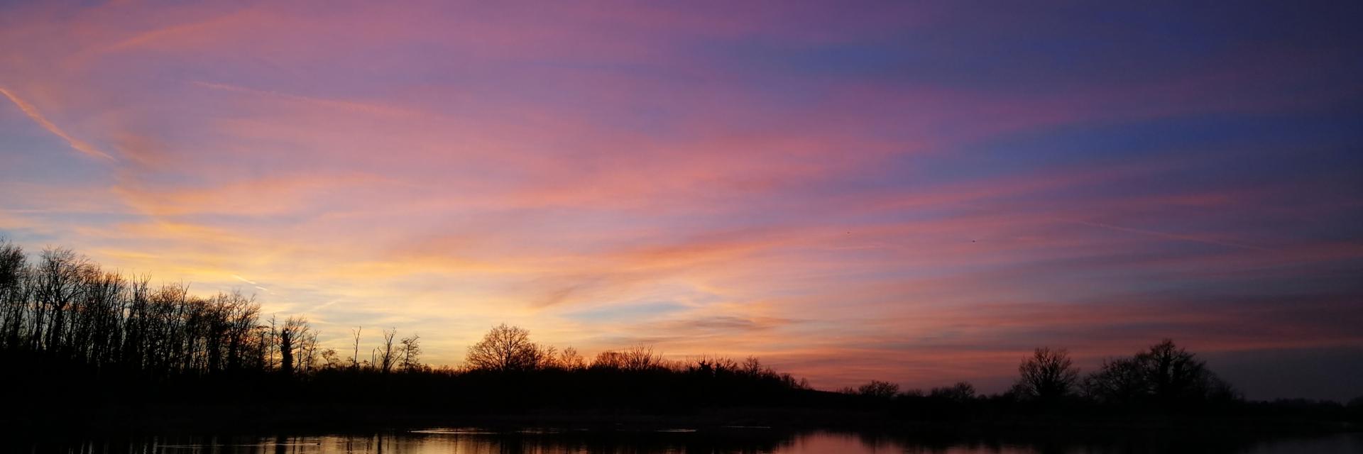 Coucher de soleil sur un étang à Bouligneux