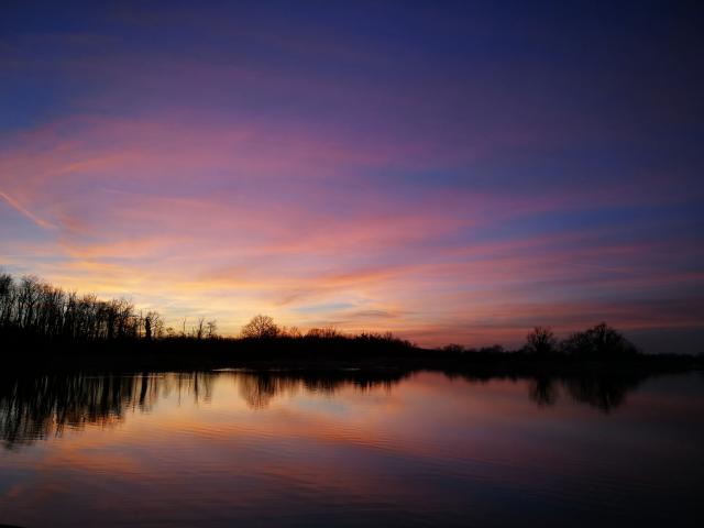 Coucher de soleil sur un étang à Bouligneux