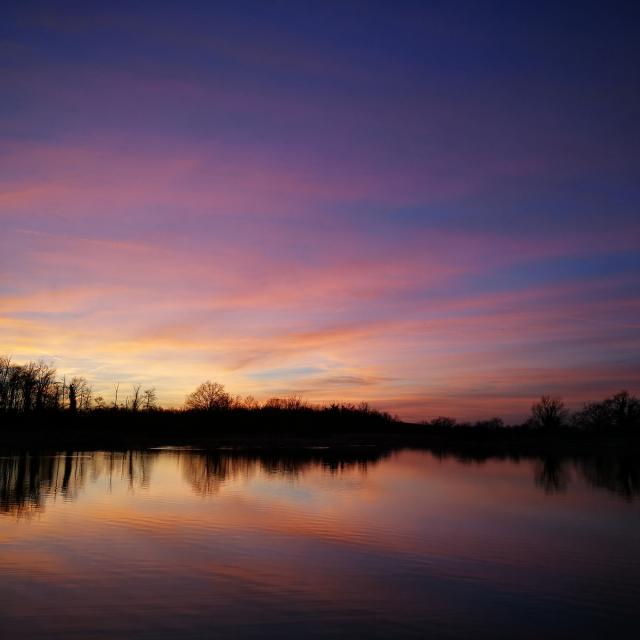 Coucher de soleil sur un étang à Bouligneux