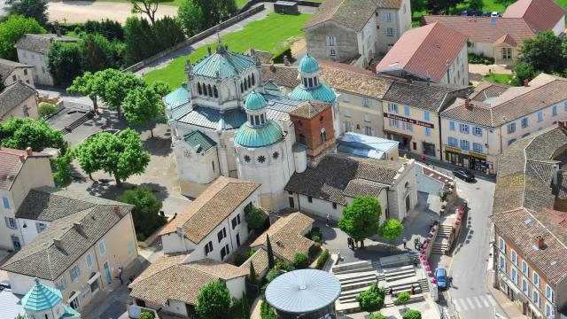 Vue aérienne de la Basilique Saint Sixte d'Ars sur Formans