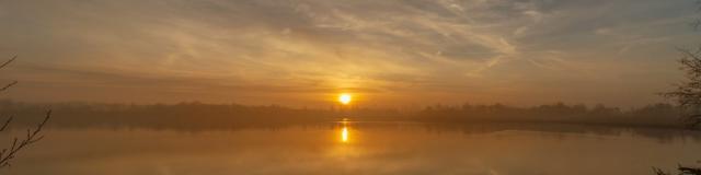 Coucher de soleil au bord d'un étang en Dombes