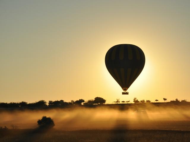 Vol en montgolfière au coucher du soleil