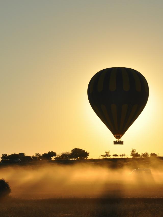 Vol en montgolfière au coucher du soleil