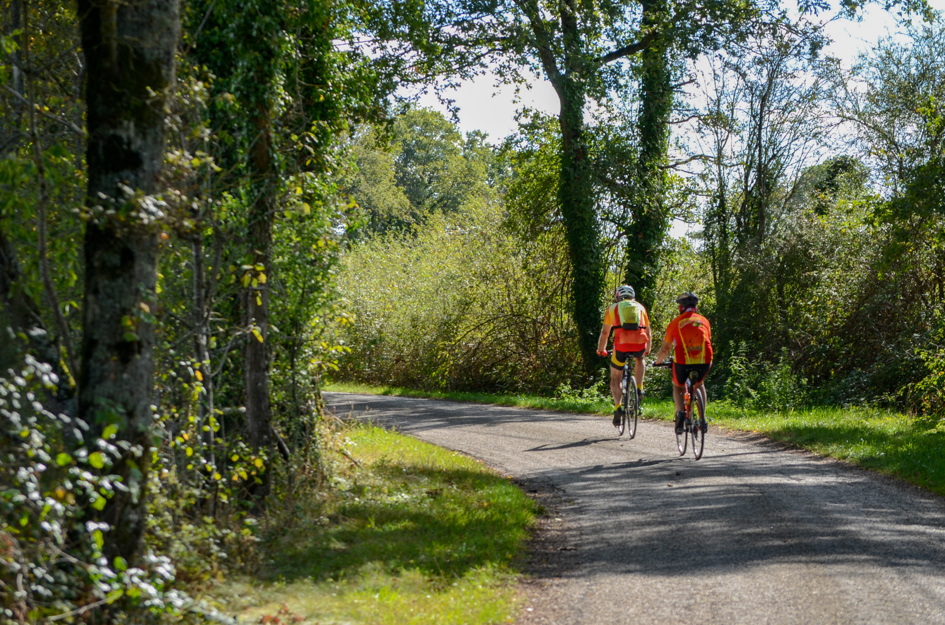 Famille à vélo sur l'initénaire cyclo : Cyclodombes.