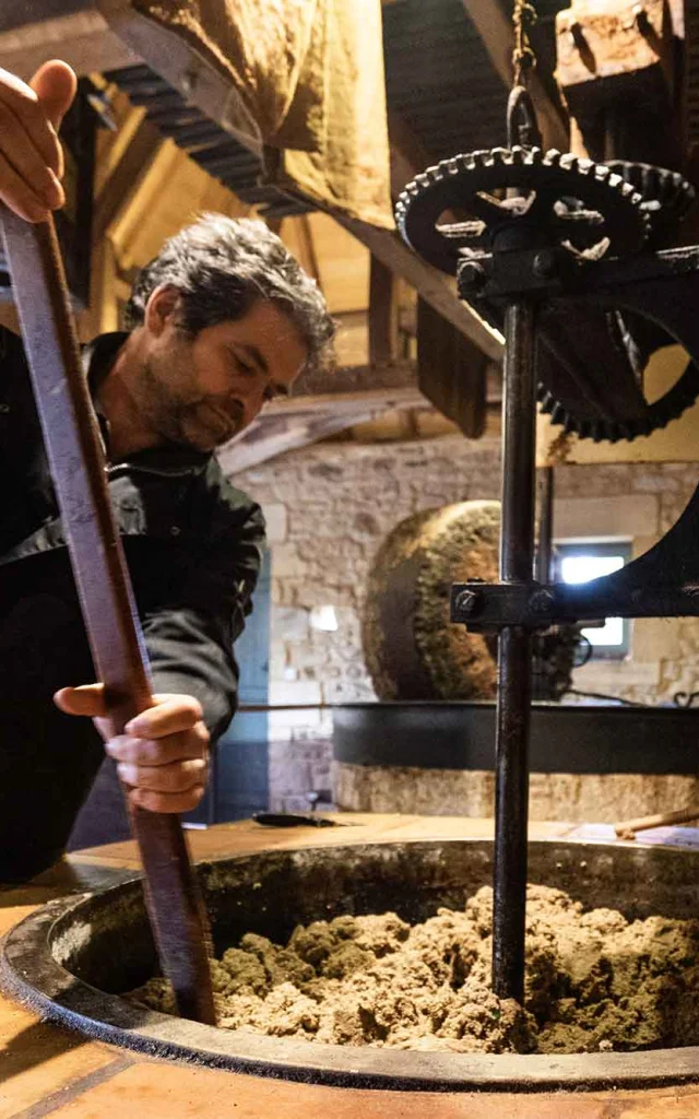 pressage de l'huile au Moulin De Vielcroze