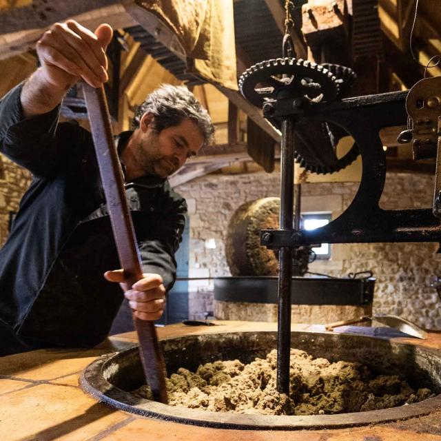pressage de l'huile au Moulin De Vielcroze
