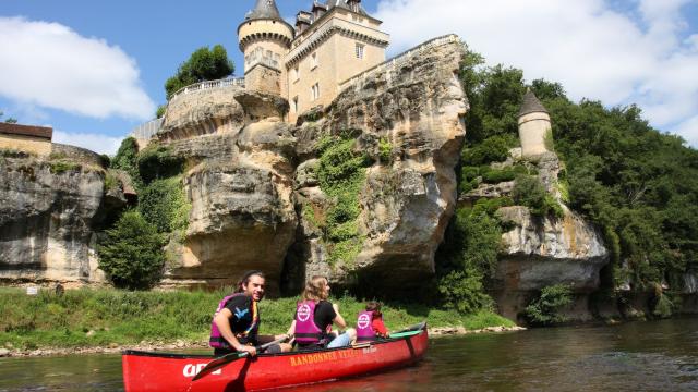 Canoë sur la Vézère sous les jardins et château de Losse