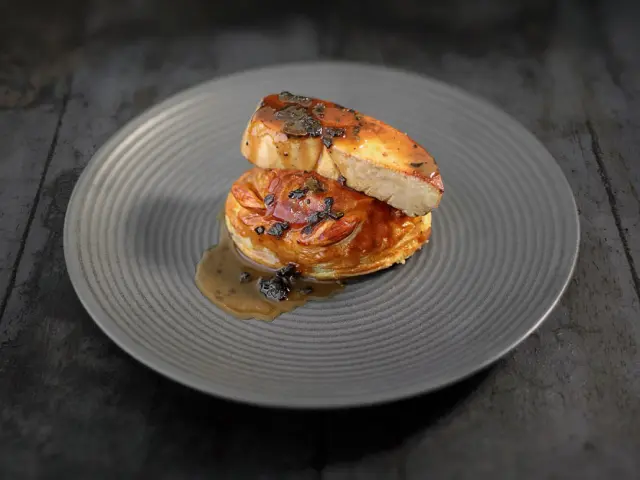 Chausson Ris De Veau Foie Gras Poêlé Et Sauce Truffe