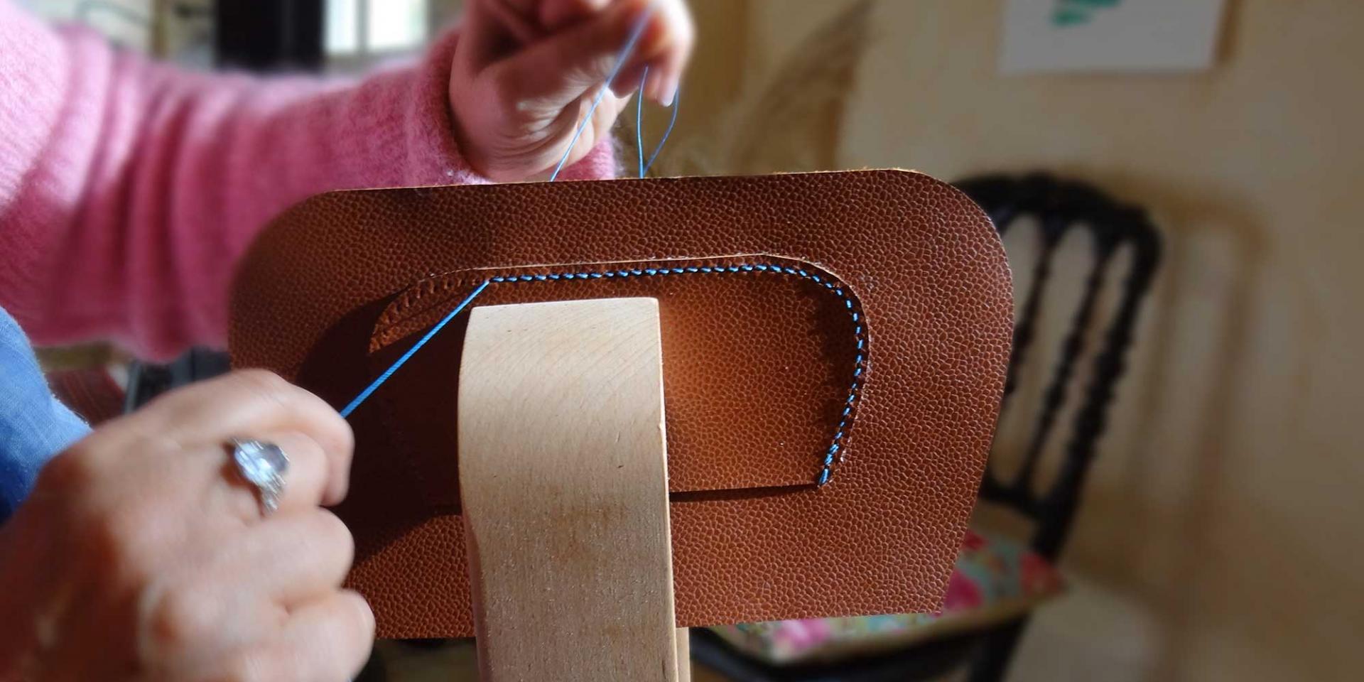 Atelier des Arènes à Trélissac - Couture main au point sellier