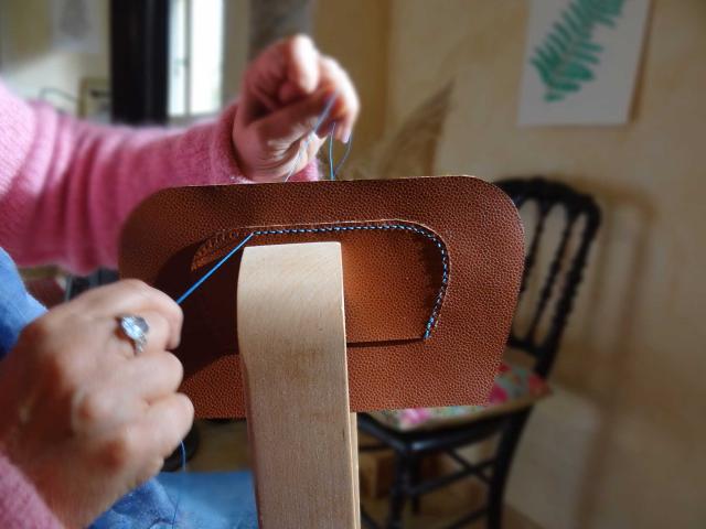 Atelier des Arènes à Trélissac - Couture main au point sellier
