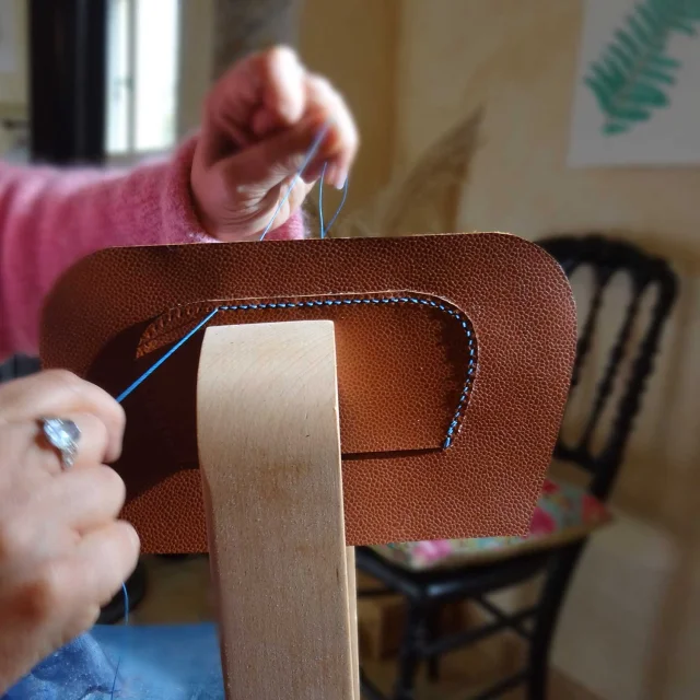 Atelier des Arènes à Trélissac - Couture main au point sellier