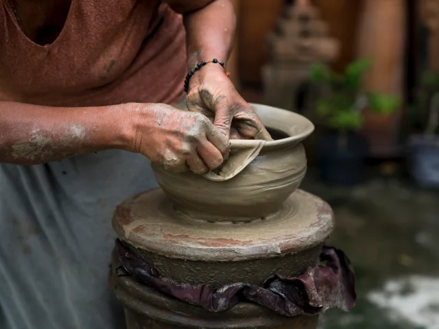 Femme Faisant Un Pot En Argile