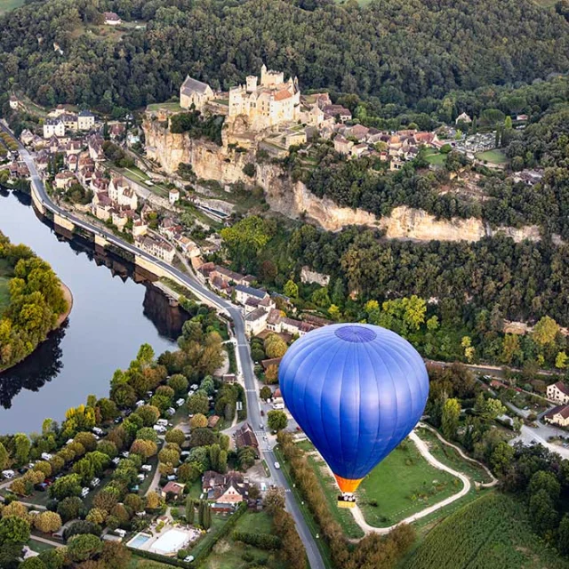 Vol en montgolfière et château de Beynac dans la vallée de la Dordogne