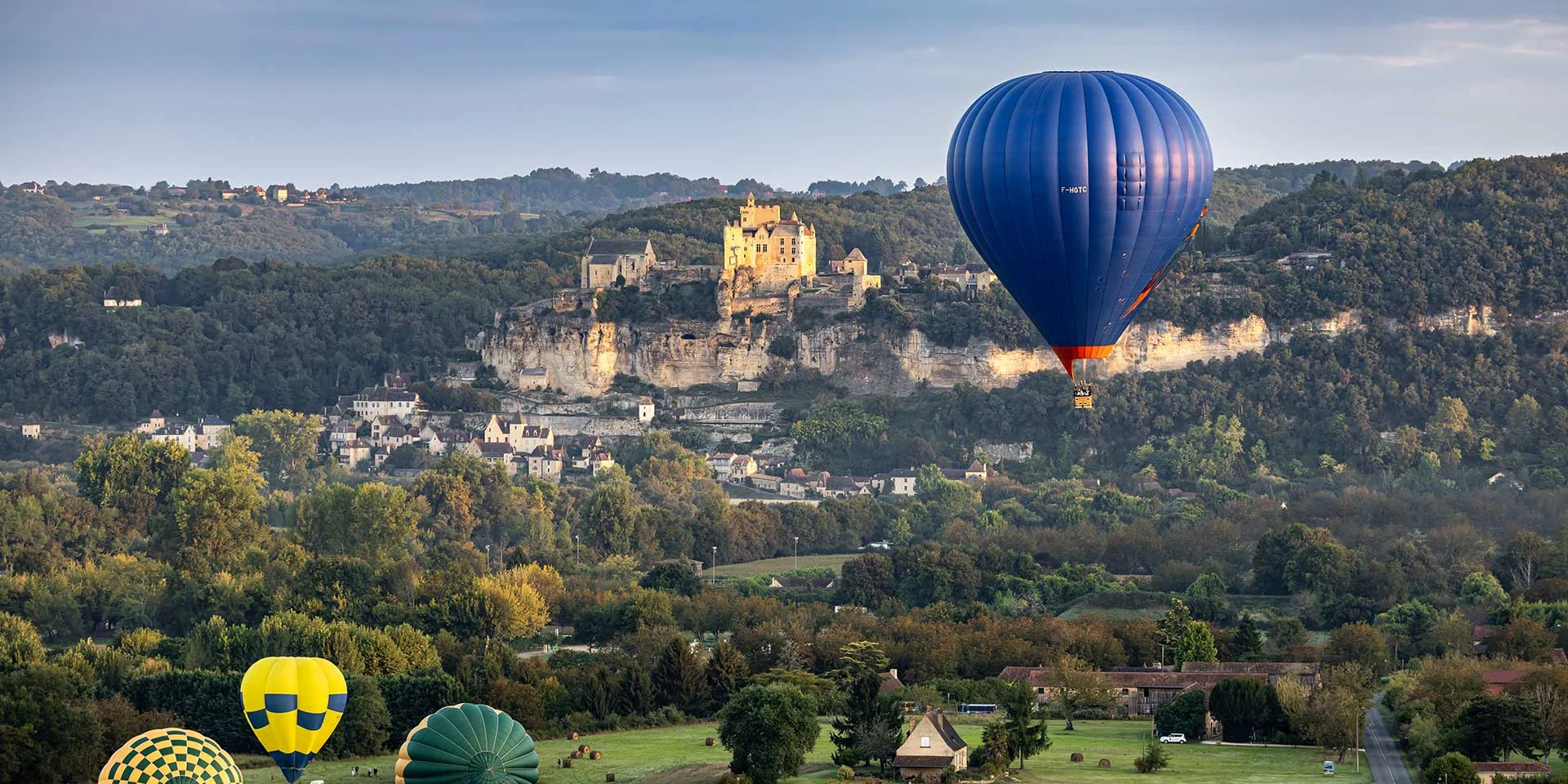 Vol en montgolfière et château de Beynac dans la vallée de la Dordogne