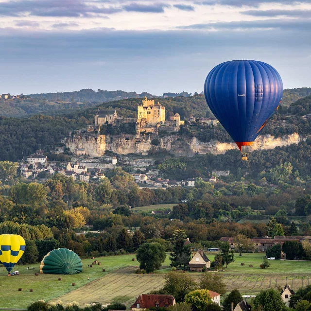 Vol en montgolfière et château de Beynac dans la vallée de la Dordogne