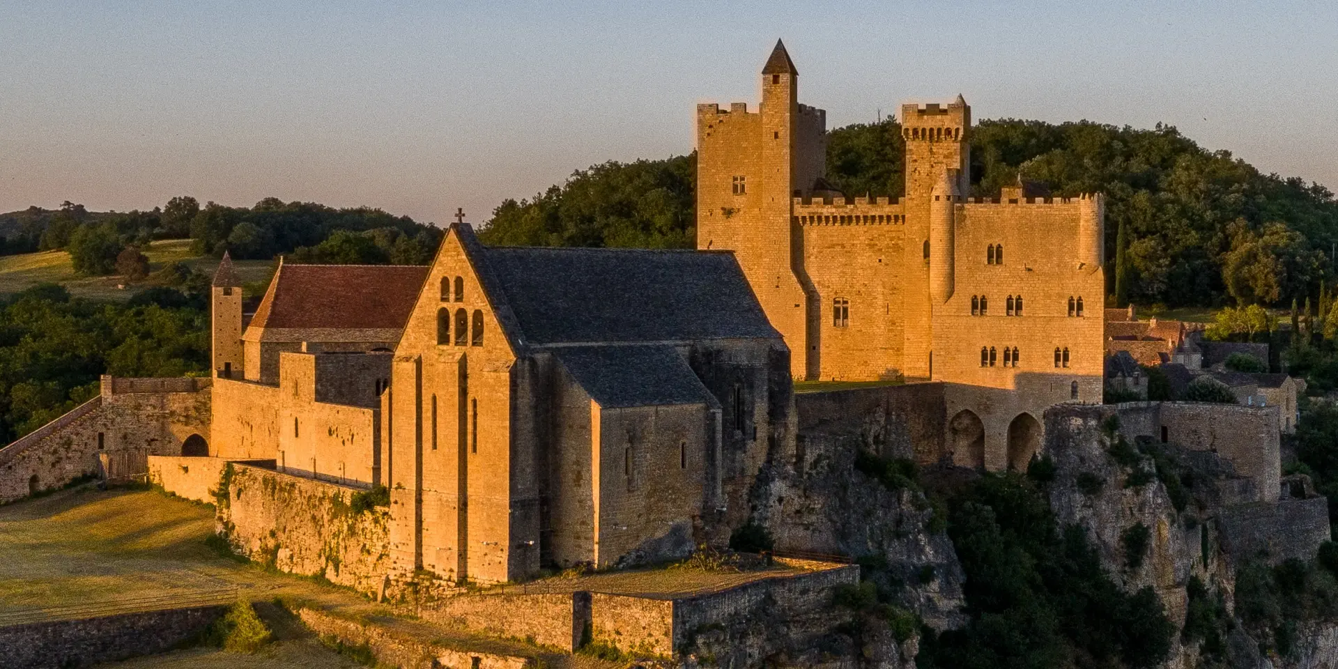 Chateau De Beynac Sur Promontoire@declicdecolle