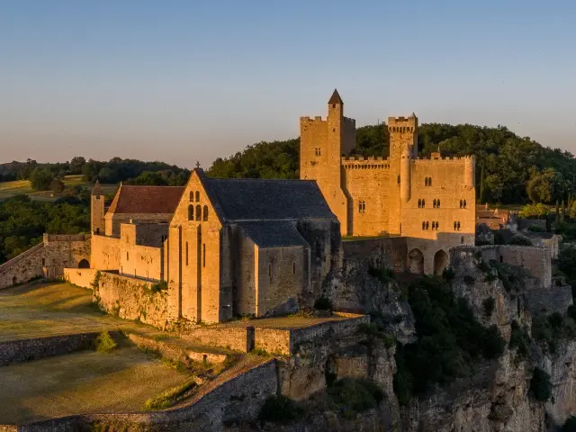 Chateau De Beynac Sur Promontoire@declicdecolle