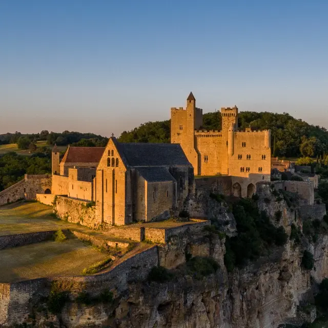 Chateau De Beynac Sur Promontoire@declicdecolle