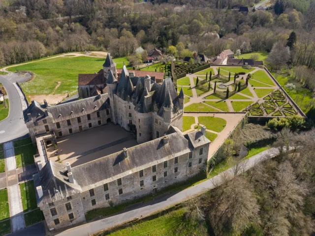 Chateau De Jumilhac Et Ses Jardins