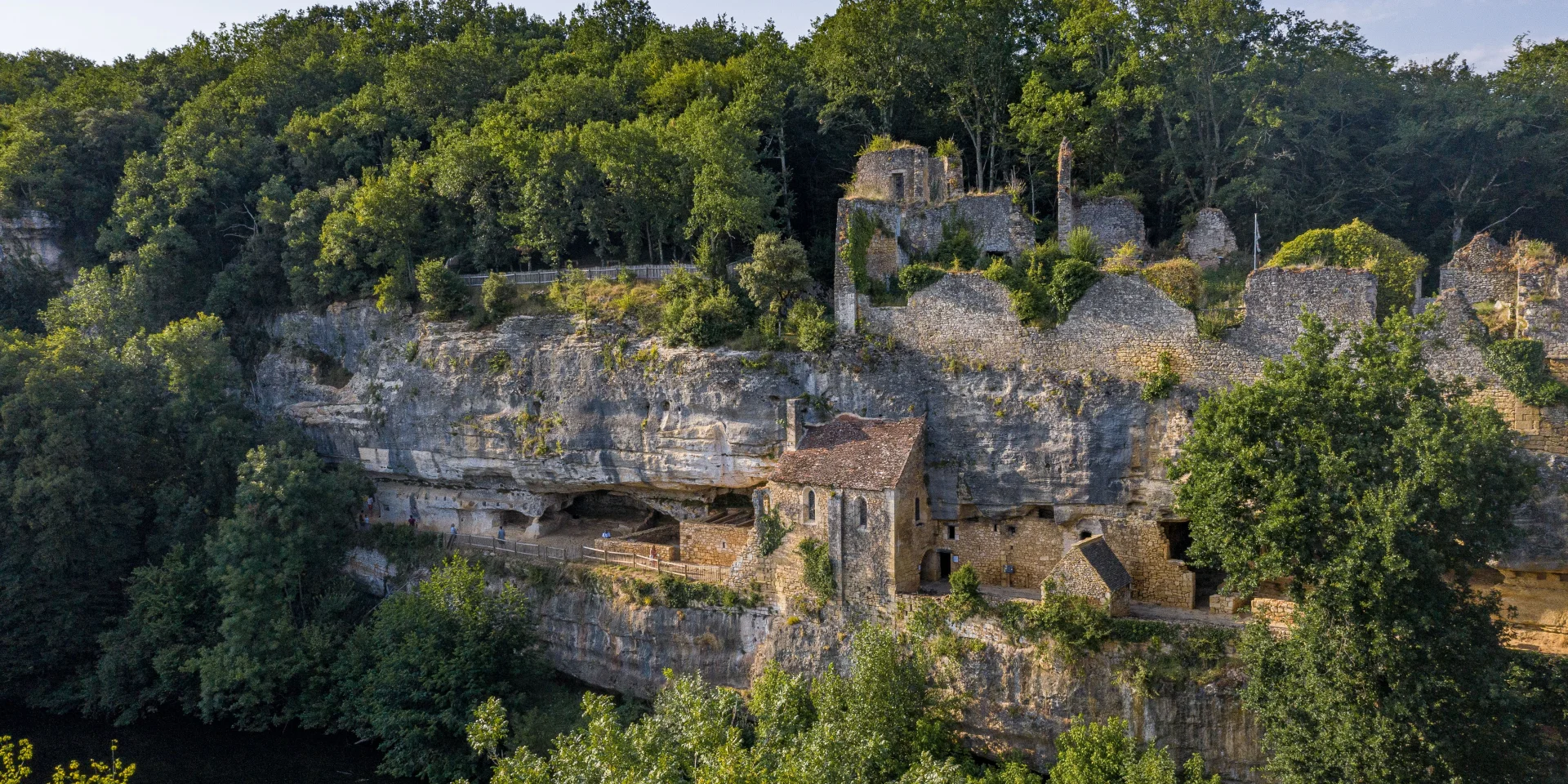 Photo Aerienne Site Troglodytique Madeleine Credits Photos Decli Decolle