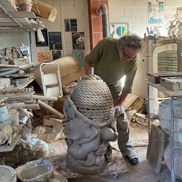 Patrick Crulis dans son atelier