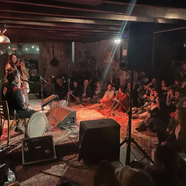 La Baleine à bascule - Café cantine spectacle à Piégut Pluviers