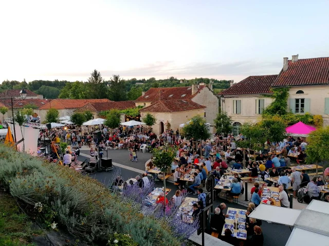 Marché nocturne en Périgord Ribéracois