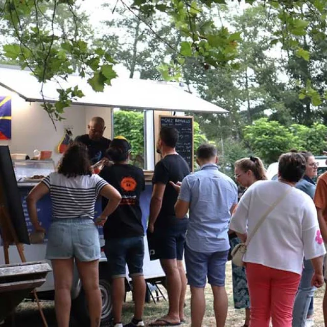 Marché gourmand et musical à Saint-Astier