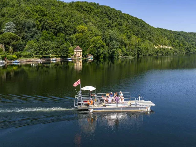 Traversée de la Dordogne avec le bac de Mauzac