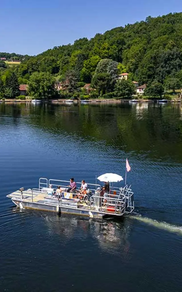 Traversée de la Dordogne avec le bac de Mauzac
