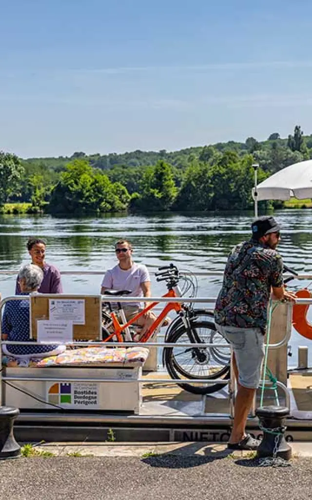 Traversée de la Dordogne avec le bac de Mauzac
