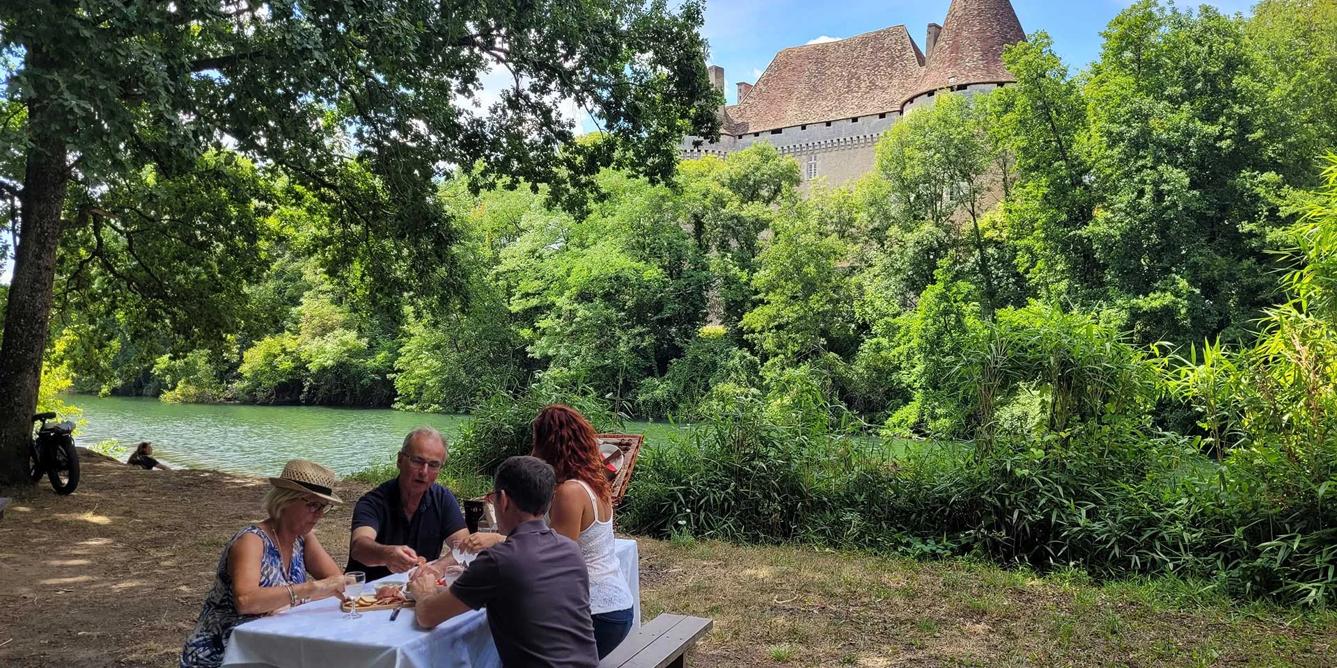 Pique-nique à l'écluse de Mauriac à Neuvic