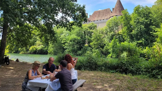 Pique-nique à l'écluse de Mauriac à Neuvic