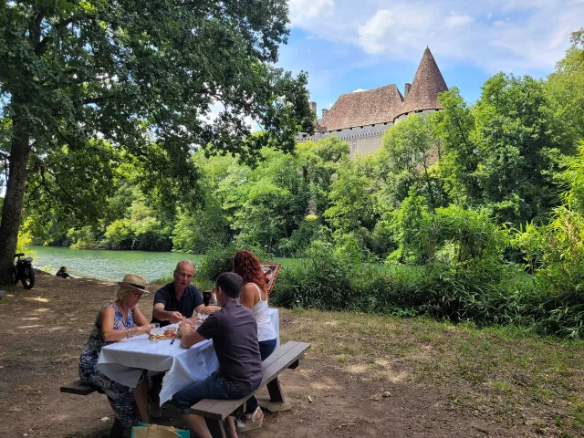 Pique-nique à l'écluse de Mauriac à Neuvic