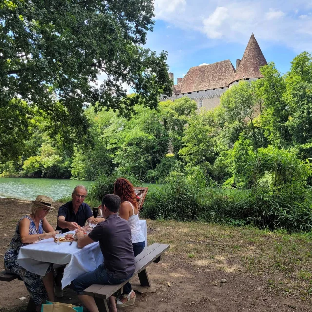 Pique-nique à l'écluse de Mauriac à Neuvic