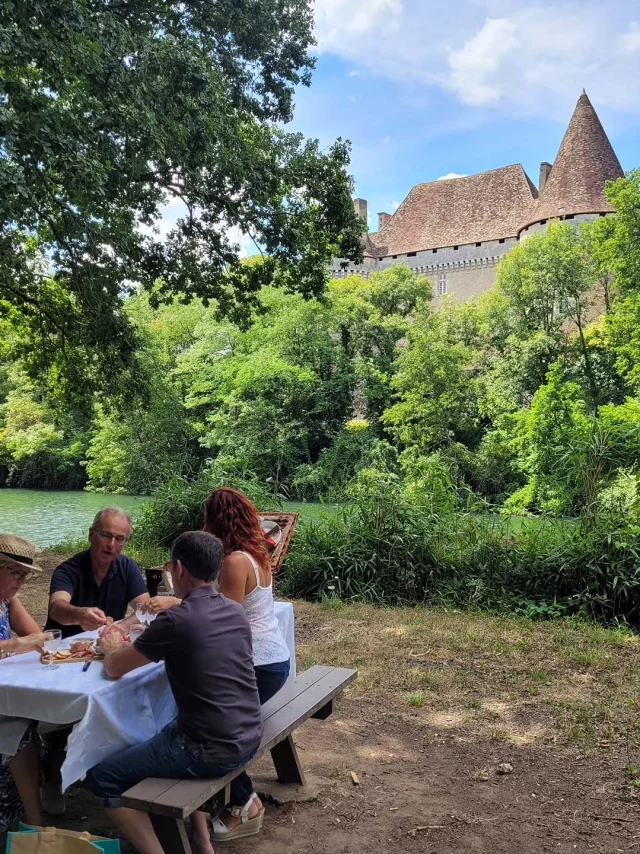 Pique-nique à l'écluse de Mauriac à Neuvic