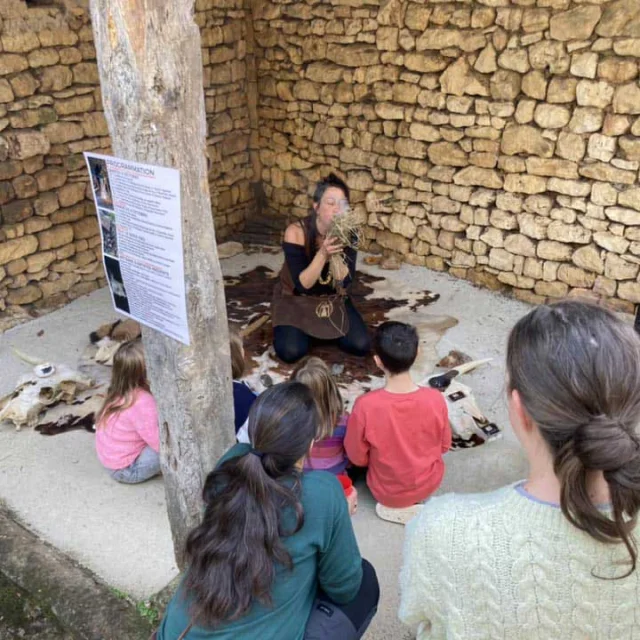 Techniques anciennes d'allumage de feu par Mathilde Izzard (animatrice Préhistoire)