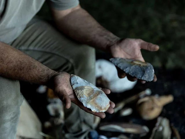 Démonstration de taille de silex à La Roque Saint-Christophe