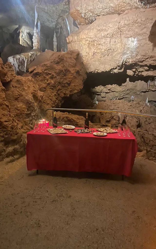 Dégustation à la grotte de Tourtoirac