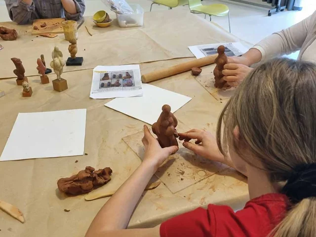 Atelier Les mains dans l'argile au Pôle d'interprétation de la Préhistoire - Les Eyzies